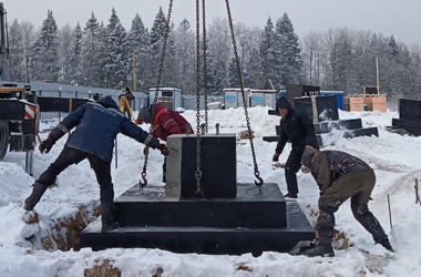 Выполняется монтаж фундаментов в д. Дулепово